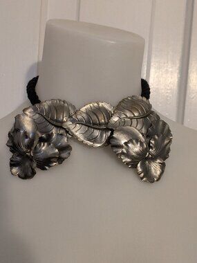 Metal leaf hibiscus necklace